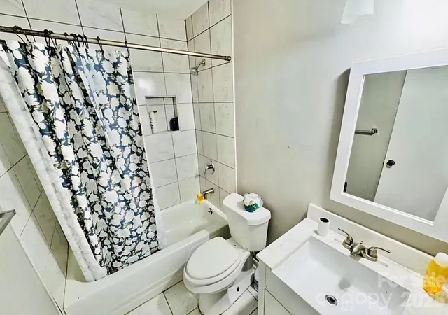 Photo 4 of Single family home for sale at 4824 Farm Pond Ln, Charlotte, NC 28212 | MLS# 4408628 | Listing updated on 2026-08-20