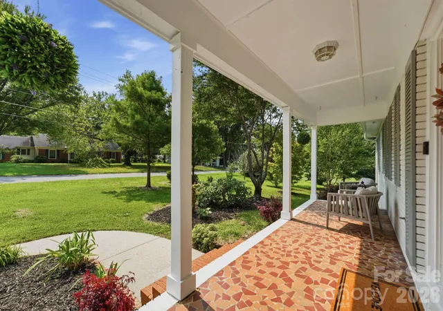 Photo 2 of Single family home for sale at 19924 Floral Ln, Cornelius, NC 28031 | MLS# 4408674 | Listing updated on 2026-10-03