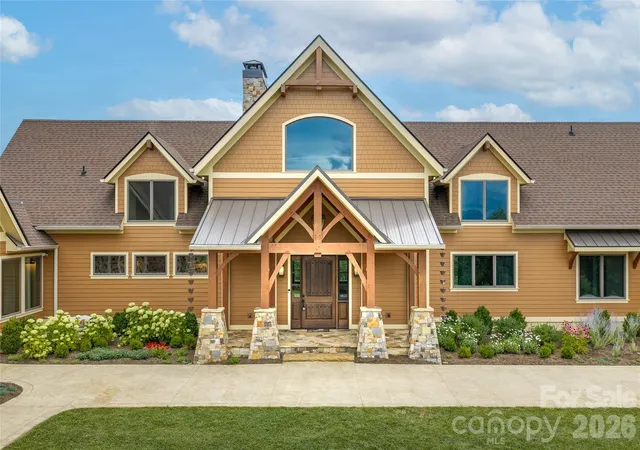 Photo 3 of Single family home for sale at 946 Ridge Rd, Green Mountain, NC 28740 | MLS# 4408714 | Listing updated on 2026-09-01