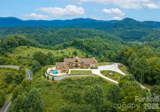 Photo 4 of Single family home for sale at 946 Ridge Rd, Green Mountain, NC 28740 | MLS# 4408714 | Listing updated on 2026-09-01
