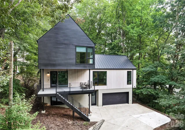 Photo 1 of Single family home for sale at 190 Rumbough Pl, Asheville, NC 28806 | MLS# 4408756 | Listing updated on 2026-10-04