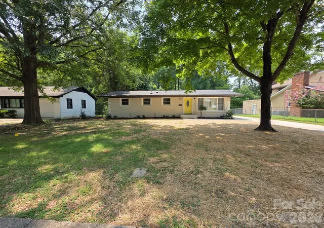 Photo 3 of Single family home for sale at 1501 Vancouver Dr, Charlotte, NC 28213 | MLS# 4408865 | Listing updated on 2026-10-05
