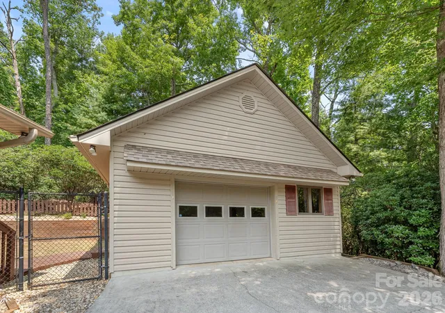 Photo 4 of Single family home for sale at 620 Thunder Rd, Brevard, NC 28712 | MLS# 4408871 | Listing updated on 2026-09-01