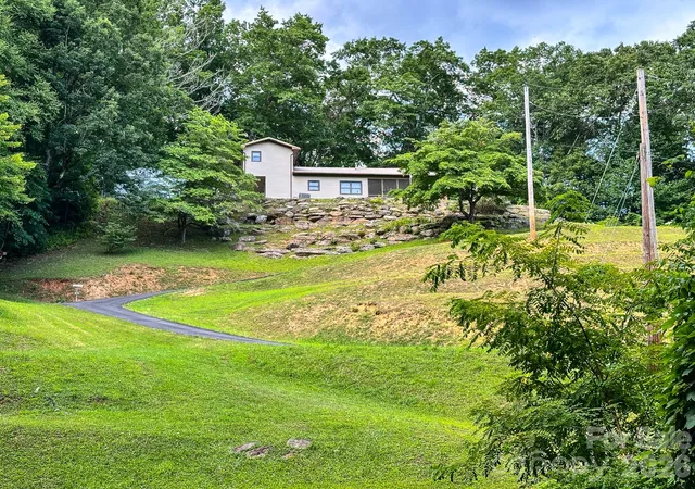 Photo 3 of Single family home for sale at 82 Trout Hvn Ln, Balsam Grove, NC 28708 | MLS# 4408892 | Listing updated on 2026-08-29