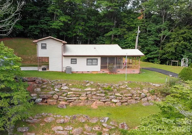 Photo 4 of Single family home for sale at 82 Trout Hvn Ln, Balsam Grove, NC 28708 | MLS# 4408892 | Listing updated on 2026-08-29
