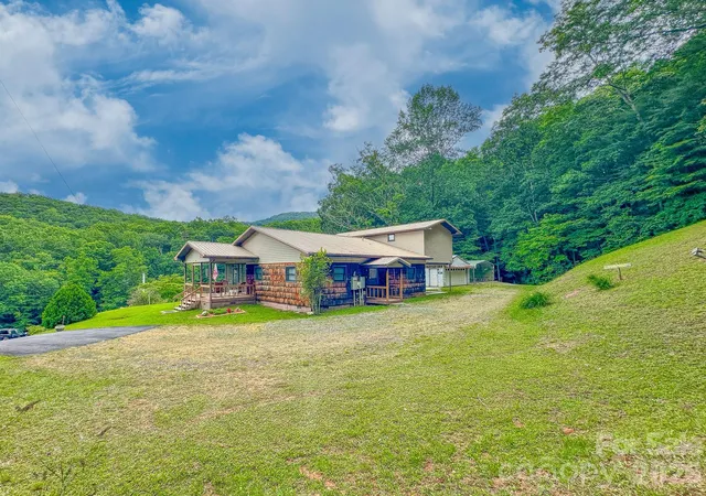 Photo 5 of Single family home for sale at 82 Trout Hvn Ln, Balsam Grove, NC 28708 | MLS# 4408892 | Listing updated on 2026-08-29