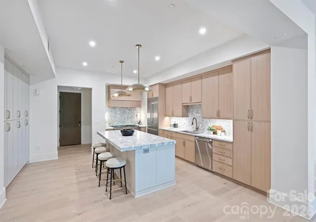 Photo 3 of Condo for sale at 409 Queens Rd #301, Charlotte, NC 28207 | MLS# 4409006 | Listing updated on 2026-09-29