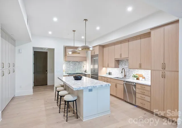 Photo 3 of Condo for sale at 409 Queens Rd #301, Charlotte, NC 28207 | MLS# 4409006 | Listing updated on 2026-09-29