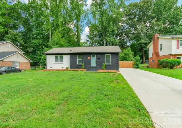 2nd image of 6557 Covecreek Dr, Charlotte, NC 28215 | MLS# 4409078