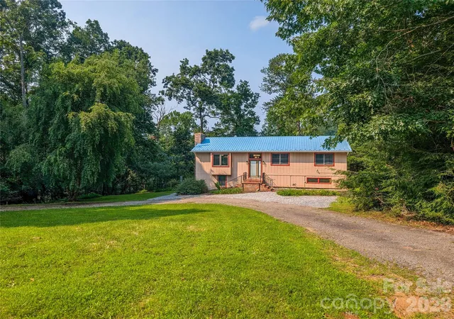 4th image of 328 Wooded Valley Ln, Burnsville, NC 28714 | MLS# 4409092