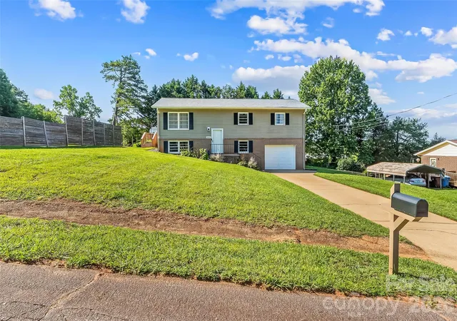 Photo 3 of Single family home for sale at 4405 Landing Ct, Hickory, NC 28602 | MLS# 4409127 | Listing updated on 2026-09-03