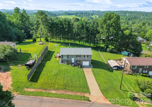 Photo 3 of Single family home for sale at 4405 Landing Ct, Hickory, NC 28602 | MLS# 4409127 | Listing updated on 2026-09-03