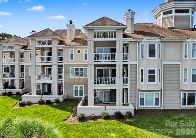Photo 3 of Sale Pending at 18613 Vineyard Point Ln, Cornelius, NC 28031 | MLS# 4409285 | Listing updated on 2026-09-01