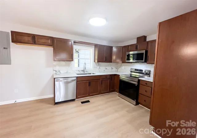Photo 2 of Single family home for sale at 915 Kenham Pl, Lenoir, NC 28645 | MLS# 4409318 | Listing updated on 2026-09-25
