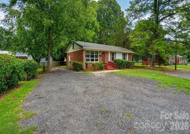 Photo 1 of Single family home for sale at 634 Kentbrook Dr, Charlotte, NC 28213 | MLS# 4409337 | Listing updated on 2026-10-01