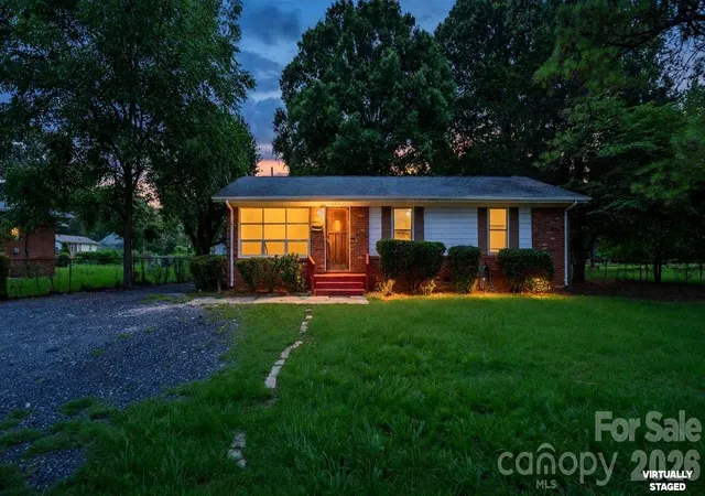 Photo 2 of Single family home for sale at 634 Kentbrook Dr, Charlotte, NC 28213 | MLS# 4409337 | Listing updated on 2026-10-01