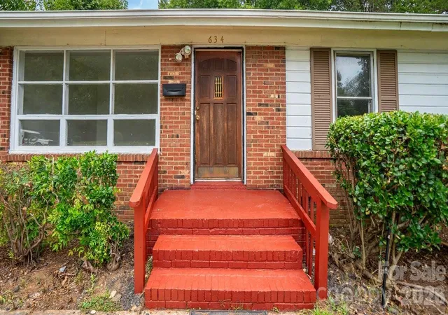Photo 3 of Single family home for sale at 634 Kentbrook Dr, Charlotte, NC 28213 | MLS# 4409337 | Listing updated on 2026-10-01