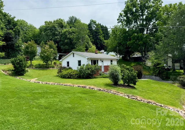 Photo 1 of Single family home for sale at 20 Ridge Cross Rd, Asheville, NC 28805 | MLS# 4409346 | Listing updated on 2026-10-01
