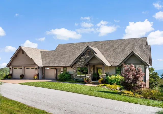 Photo 2 of Single family home for sale at 320 Summerset Dr, Hendersonville, NC 28792 | MLS# 4409417 | Listing updated on 2026-09-16