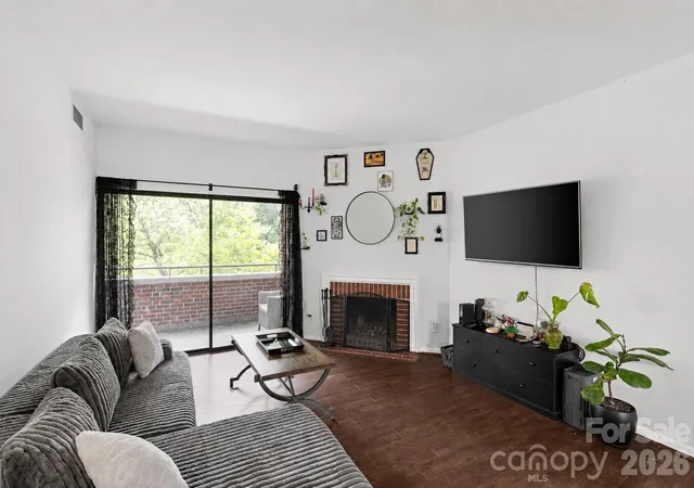 Photo 4 of Condo for sale at 224 N Poplar St #22, Charlotte, NC 28202 | MLS# 4409440 | Listing updated on 2026-10-08