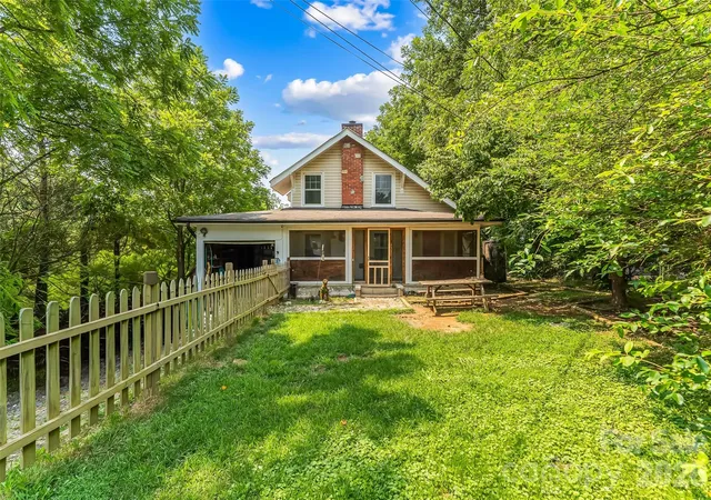 1st image of 40 Sycamore Cir, Hendersonville, NC 28791 | MLS# 4409453
