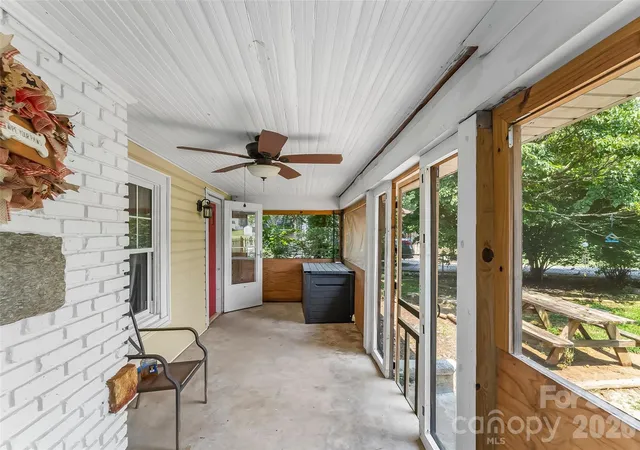 Photo 3 of Single family home for sale at 40 Sycamore Cir, Hendersonville, NC 28791 | MLS# 4409453 | Listing updated on 2026-09-07