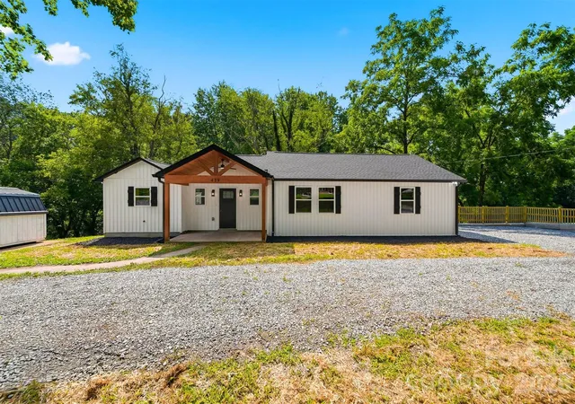 Photo 3 of Single family home for sale at 419 Rockyford St, Morganton, NC 28655 | MLS# 4409469 | Listing updated on 2026-08-28