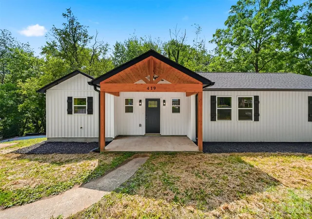 Photo 3 of Single family home for sale at 419 Rockyford St, Morganton, NC 28655 | MLS# 4409469 | Listing updated on 2026-10-01