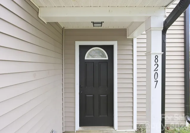 Photo 4 of Sale Pending at 8207 Belmont Stables Dr, Charlotte, NC 28216 | MLS# 4409546 | Listing updated on 2026-09-19