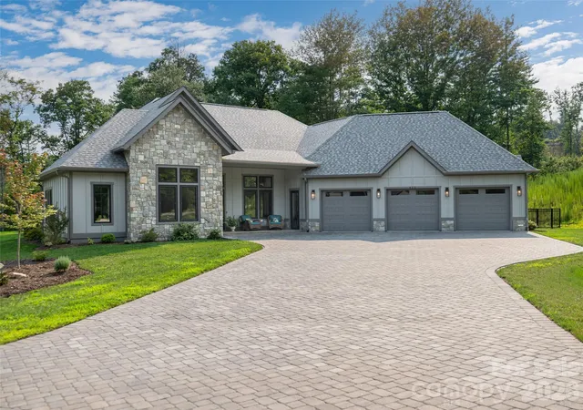 Photo 1 of Single family home for sale at 422 Ascension Valley, Horse Shoe, NC 28742 | MLS# 4409557 | Listing updated on 2026-09-27