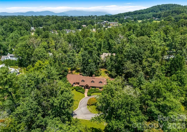 Photo 4 of Single family home for sale at 122 Stuyvesant Rd, Asheville, NC 28803 | MLS# 4409602 | Listing updated on 2026-08-23