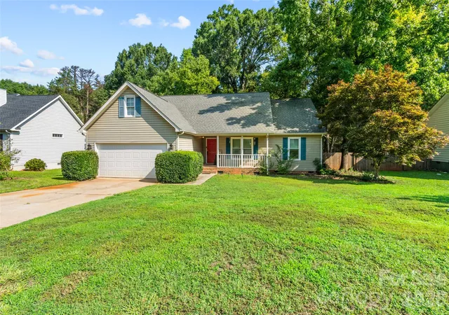 Photo 2 of Single family home for sale at 823 Thistledown Dr, Rock Hill, SC 29730 | MLS# 4409624 | Listing updated on 2026-08-06