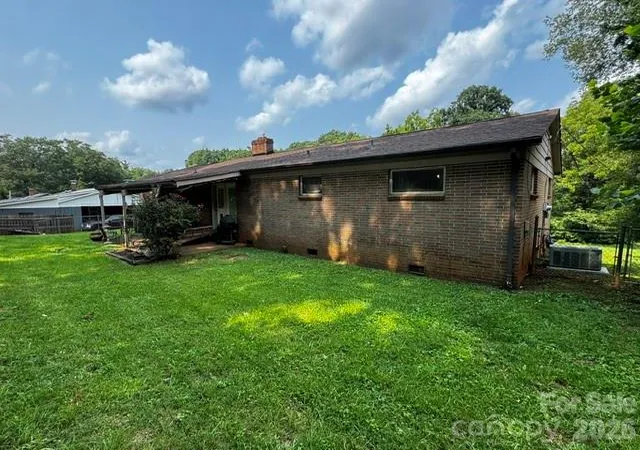 Photo 3 of Single family home for sale at 529 10th Street Pl NW, Hickory, NC 28601 | MLS# 4409679 | Listing updated on 2026-09-03