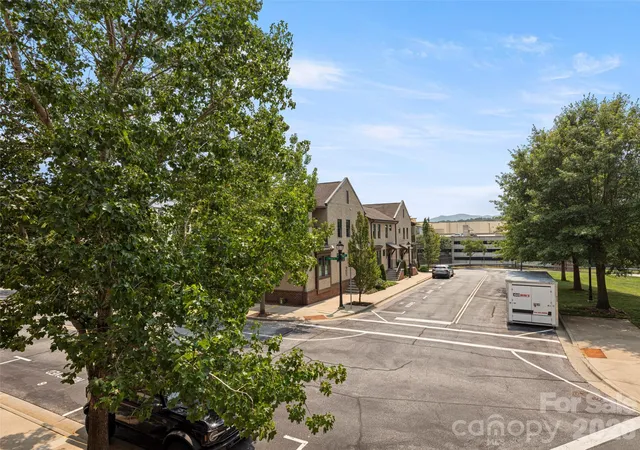 4th image of 5 Farleigh St, Asheville, NC 28803