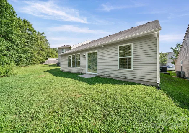 Photo 3 of Single family home for sale at 1604 Bray Dr, Charlotte, NC 28214 | MLS# 4409695 | Listing updated on 2026-10-07
