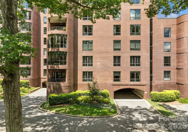 3rd image of 810 Cherokee Rd, Charlotte, NC 28207 | MLS# 4409730