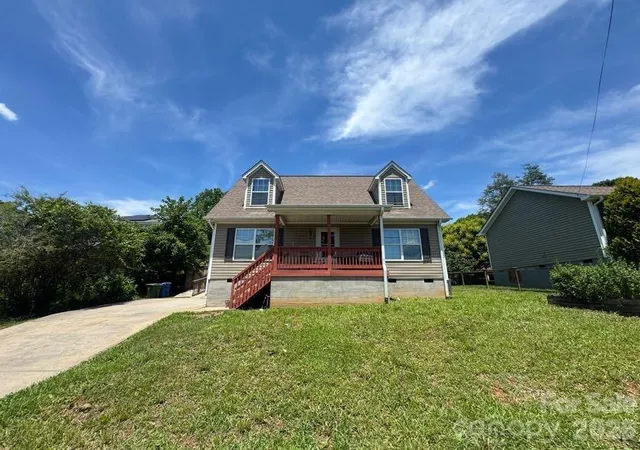Photo 1 of Single family home for sale at 124 Oakland Rd, Asheville, NC 28801 | MLS# 4409756 | Listing updated on 2026-09-25