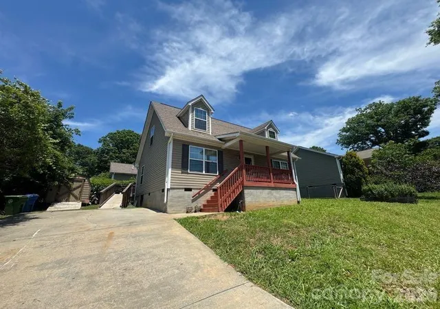 Photo 2 of Single family home for sale at 124 Oakland Rd, Asheville, NC 28801 | MLS# 4409756 | Listing updated on 2026-09-25