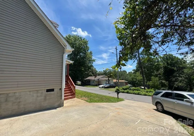 Photo 3 of Single family home for sale at 124 Oakland Rd, Asheville, NC 28801 | MLS# 4409756 | Listing updated on 2026-09-25