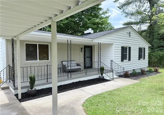 Photo 3 of Single family home for sale at 323 Western Blvd, Lexington, NC 27295 | MLS# 4409782 | Listing updated on 2026-08-20