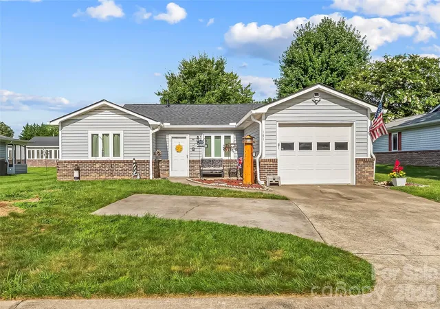 1st image of 141 Derbyshire Dr, Hendersonville, NC 28792 | MLS# 4409798