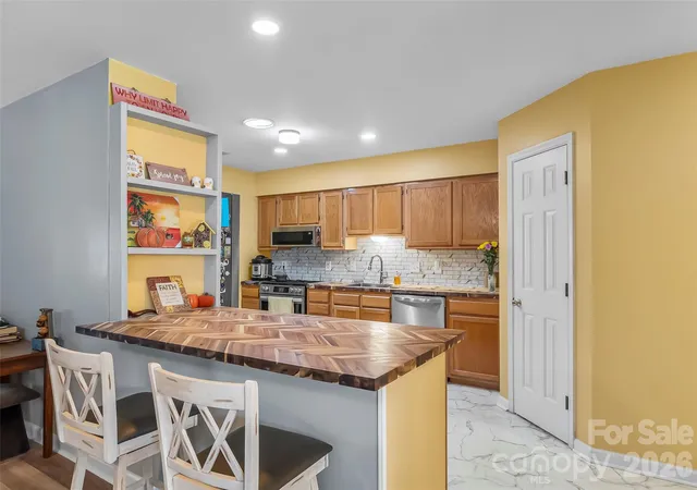 2nd image of 141 Derbyshire Dr, Hendersonville, NC 28792 | MLS# 4409798