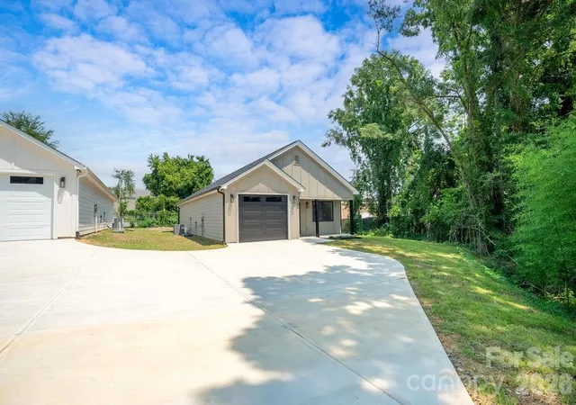 Photo 1 of Single family home for sale at 520 E 2nd Avenue, Gastonia, NC 28054 | MLS# 4409852 | Listing updated on 2026-08-12