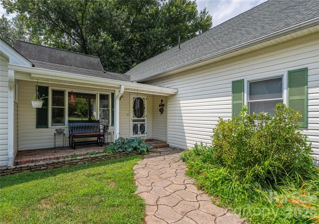 Listing Photo 3 - Condo for sale in building located at 1075 Moody Farm Rd, Maggie Valley, NC 28751