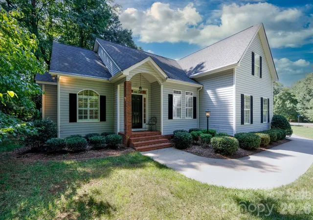 Photo 1 of Single family home for sale at 952 Lake Clb Dr, Rock Hill, SC 29732 | MLS# 4410066 | Listing updated on 2026-10-16