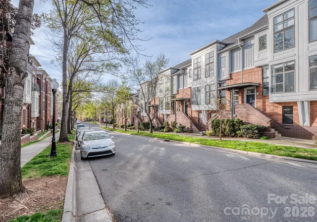 Listing Photo 2 - Condo for sale in building located at 664 Gdn District Dr, Charlotte, NC 28202 - Unit #