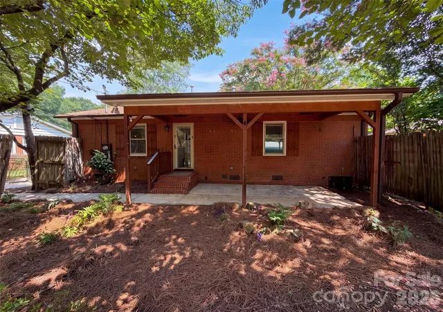 Photo 4 of Sale Pending at 713 Ridgedale Ct, Charlotte, NC 28206 | MLS# 4410077 | Listing updated on 2026-10-29