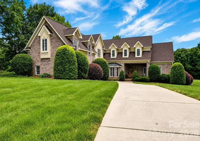 3rd image of 2027 Meadow Run Dr, Matthews, NC 28104 | MLS# 4410110