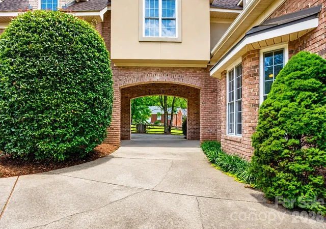 4th image of 2027 Meadow Run Dr, Matthews, NC 28104 | MLS# 4410110