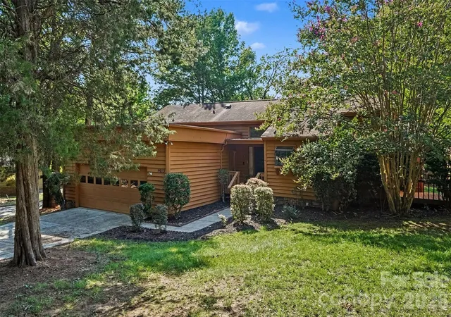Photo 2 of Sale Pending at 9013 St Croix Ln, Charlotte, NC 28277 | MLS# 4410136 | Listing updated on 2026-08-09